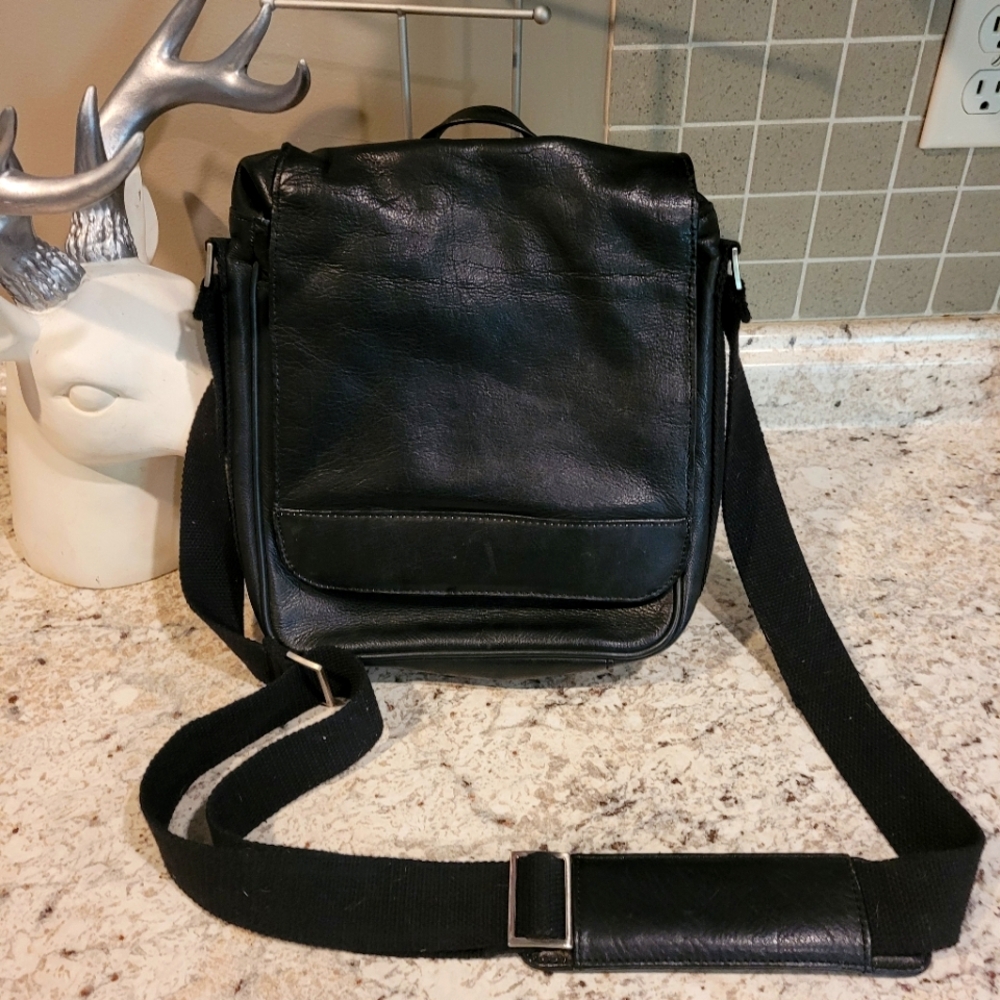 💚CLEARANCE💚 Pelle Studio Leather Book/Messenger Bag